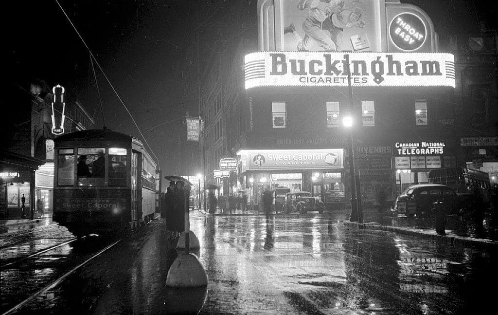 Saint Catherine street at Philips Square, 1937.jpg