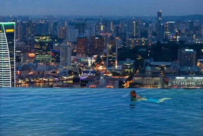 skypark-marina-bay-sands-hotel-macau-infinity-pool-600x402.jpg
