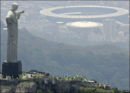 _44207625_footy_ap_416b.jpg
