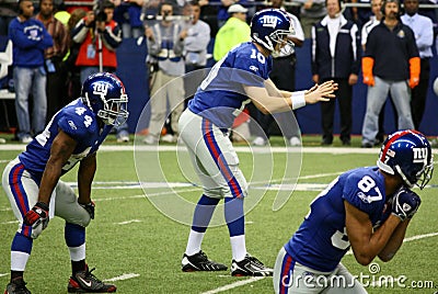 cowboys-giants-eli-manning-waits-snap-7545384.jpg