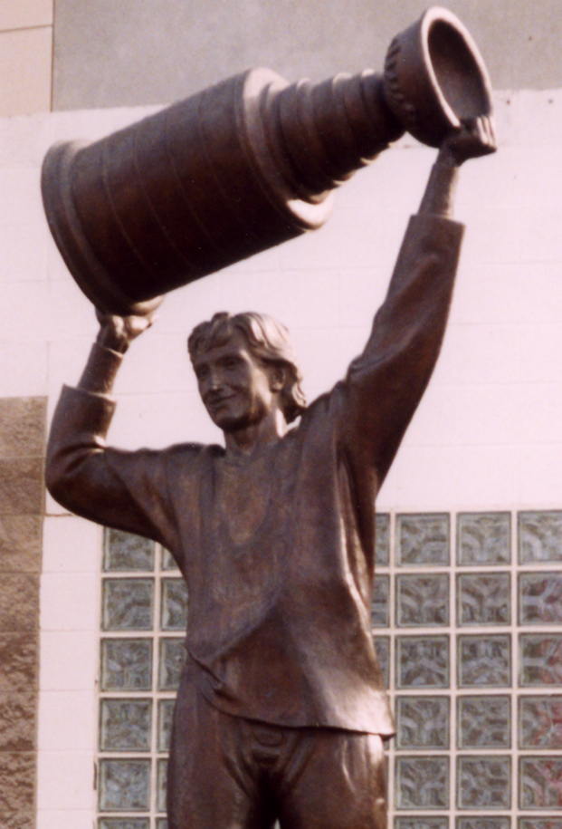 Gretzky_statue_cropped.jpg