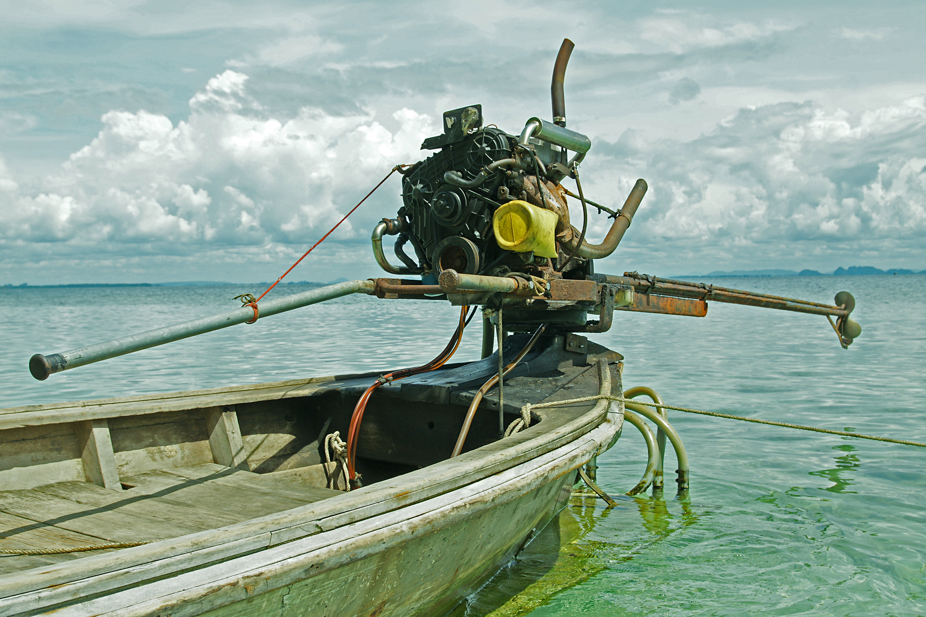 Long-tail_boat_engine_Ko_Kai.jpg