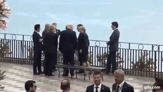 LgEKxA.gif