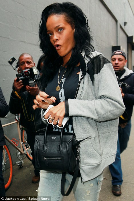 rihanna-knucklecase.jpg