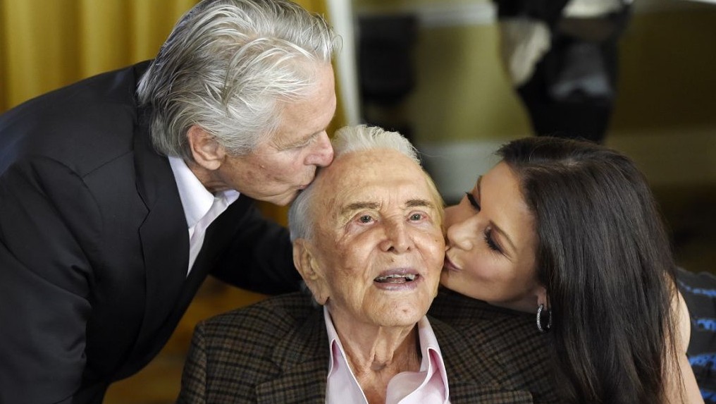 APTOPIX-Kirk-Douglas-_Horo-e1481358152170.jpg