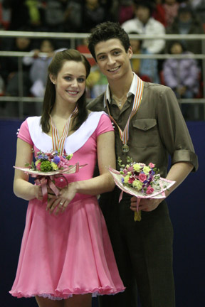 Tessa_Virtue_&_Scott_Moir_Podium_2008_4CC.jpg