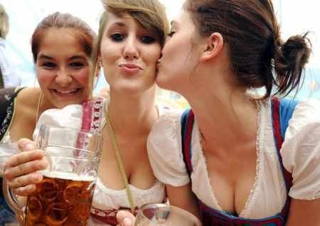 munich-oktoberfest-2013-girls-kissing.jpg