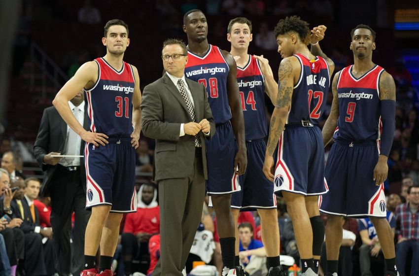 9594591-tomas-satoransky-kelly-oubre-jr-scott-brooks-sheldon-mcclellan-ian-mahinmi-jason-smith-nba-preseason-washington-wizards-philadelphia-76ers-850x560.jpg