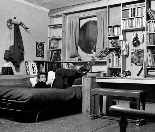 James-Dean-in-his-New-York-appartment1.jpg